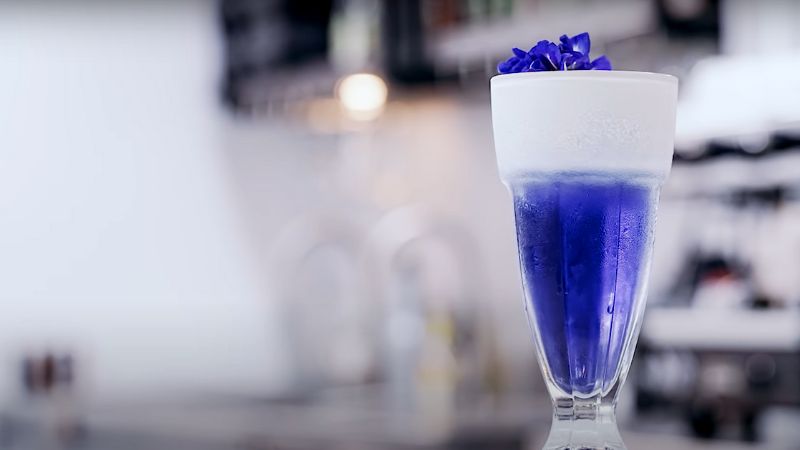 How to make cool, fragrant and cool butterfly pea flower macchiato
