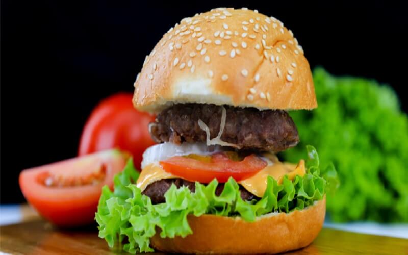 Hamburger là một trong những món ăn quen thuộc với nhiều người