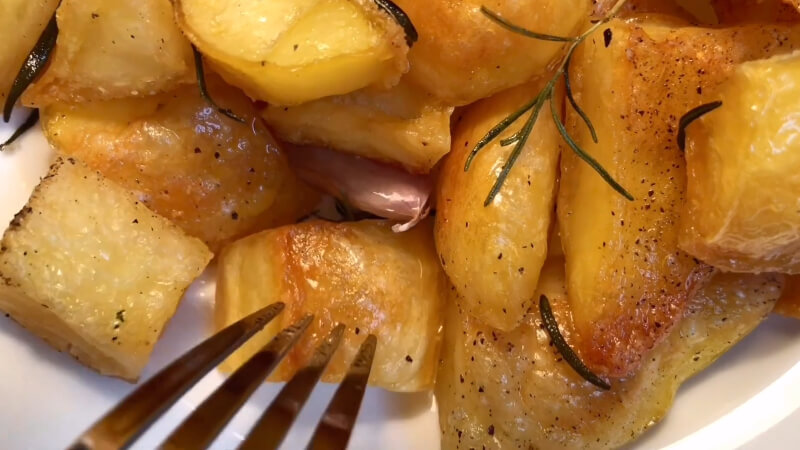 Baked potatoes are fragrant, buttery, and not greasy when eaten