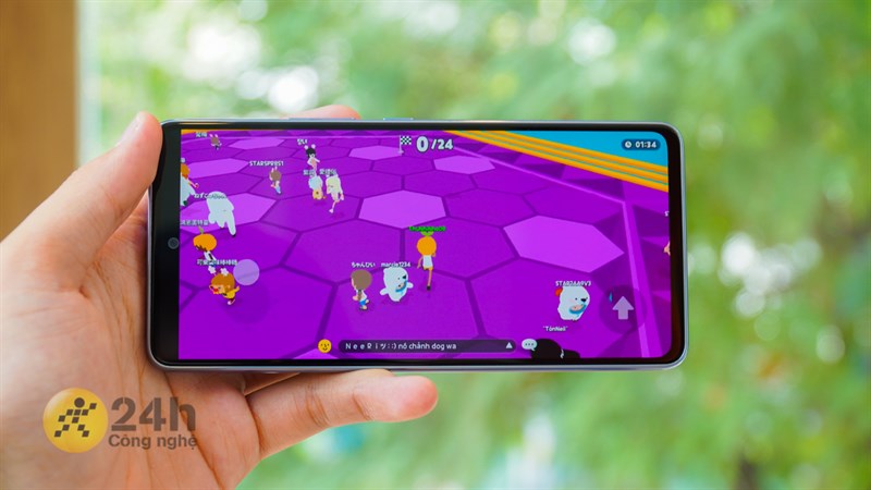 Bên cạnh một hiệu năng mạnh mẽ, thời gian chơi game trên Galaxy A53 5G cũng khá lâu.