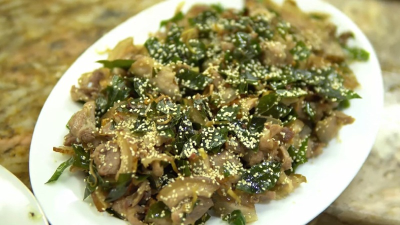 Instructions on how to make stir-fried pork with honey leaves
