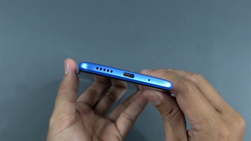 Cạnh đáy Redmi 10C gồm cổng sạc USB-Type C, loa ngoài và mic thoại. Nguồn: Vy Vo Xuan.