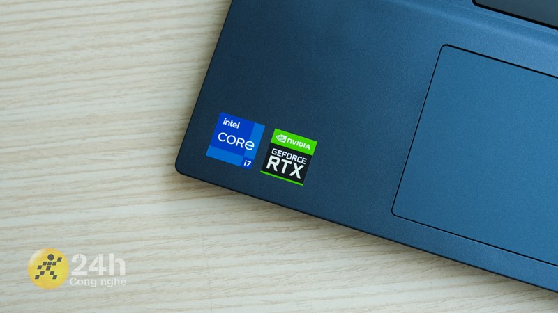 Dễ dàng tìm thấy được laptop của bạn có được hỗ trợ card rời, khi nhìn vào góc trái của thiết bị