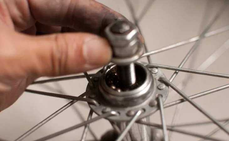 Bước 3: Vặn đai ốc ra khỏi trục bánh xe và thay thế vòng bi mới