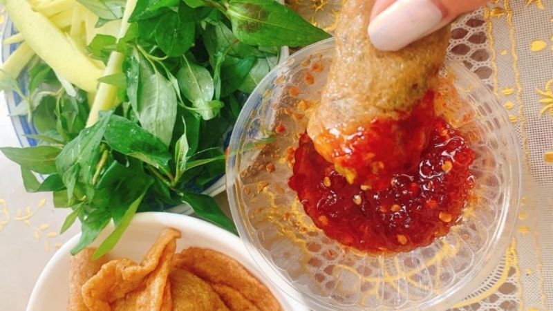 How to make fish cake rolls with laksa leaves strange and attractive