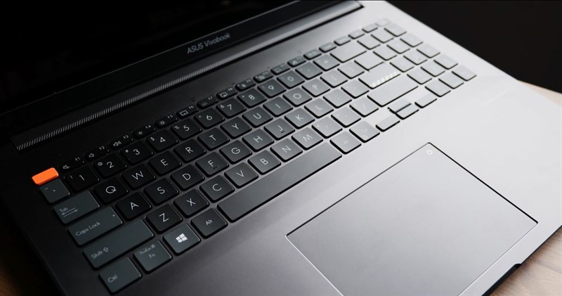 ASUS VivoBook 16X OLED M7600QC có hệ thống bàn phím fullsize được trang bị đèn nền thuận tiện sử dụng
