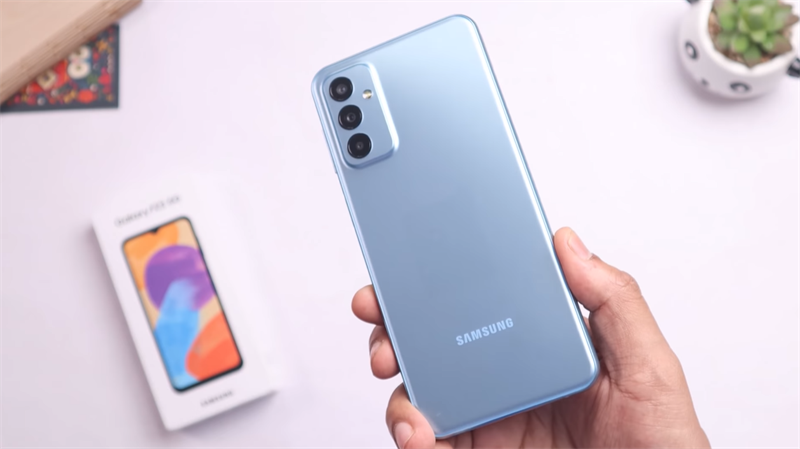 Galaxy F24 có thể sẽ sở hữu kích thước nhỏ hơn một chút so với phiên bản tiền nhiệm (ảnh minh hoạ: Galaxy F23 5G). Nguồn: Tech in Kannada.