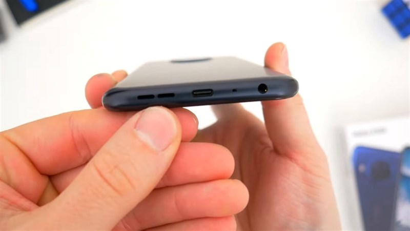 Cạnh dưới của Nokia X100 Cạnh dưới của Nokia X100