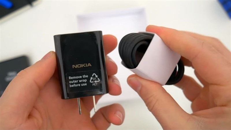 Phụ kiện đi kèm với Nokia X100 Phụ kiện đi kèm với Nokia X100