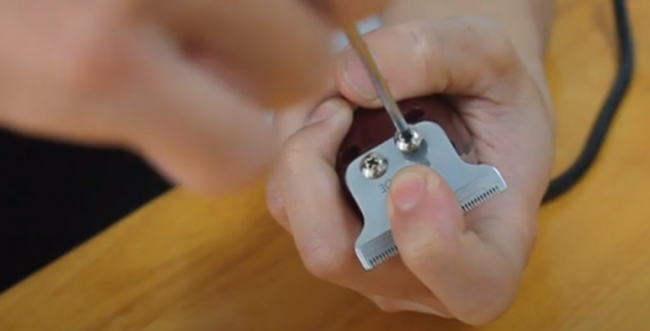 Tháo lỏng ốc vít