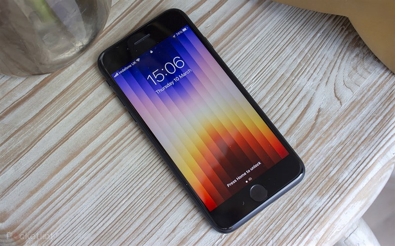 iPhone SE 2022 mang trên mình một nét thiết kế đầy hoài niệm