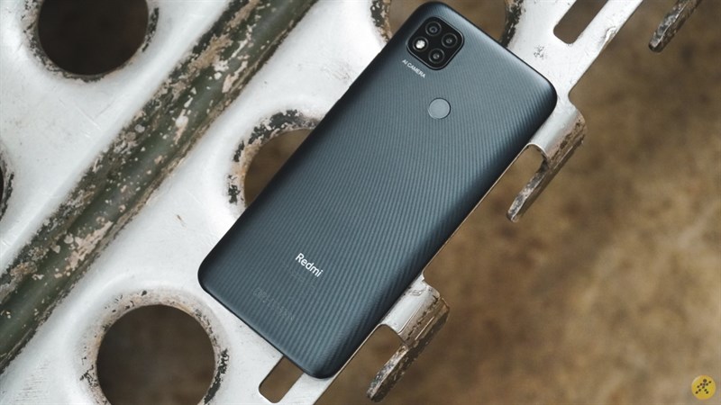 Mặt lưng của hai thiết bị đều được thiết kế kiểu vân sọc nổi bật Mặt lưng của hai thiết bị đều được thiết kế kiểu vân sọc nổi bật