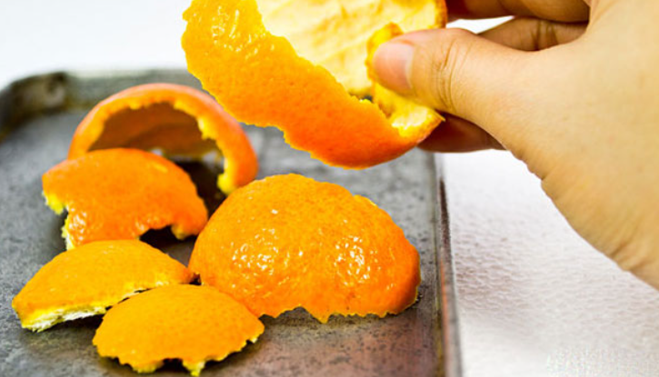 Bỏ vỏ cam trong tủ lạnh để khử mùi