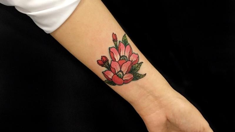 Hình xăm hoa khuôn đơn mini bên trên cổ tay