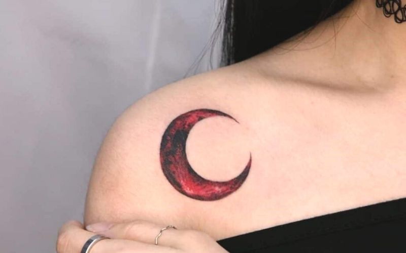 Hình xăm mặt trăng đỏ biểu tượng cho sức mạnh bất ngờ của thiên nhiên