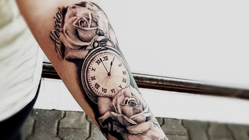Hình xăm đồng hồ khi kết hợp với hoa hồng mang ý nghĩa tình yêu vĩnh cửu
