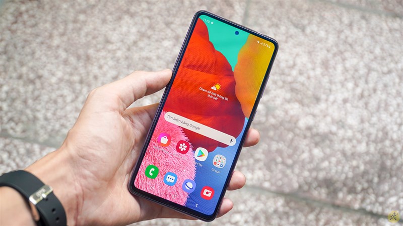 Màn hình của Galaxy A52 lớn, độ sáng cao giúp bạn dùng ngoài trời thoải mái