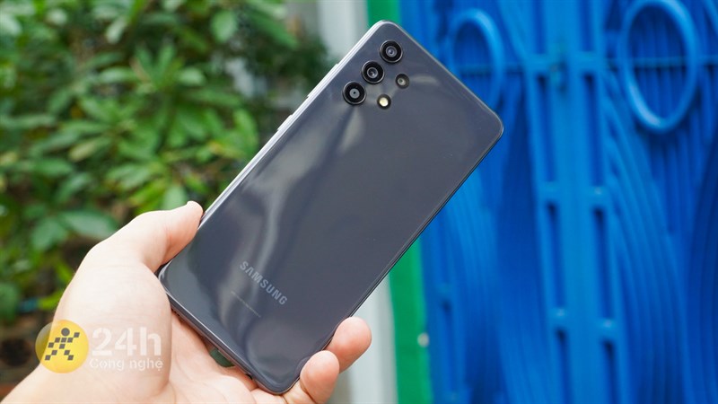 Galaxy A32 có thiết kế sang trọng và đơn giản với mặt lưng nhựa giả kính