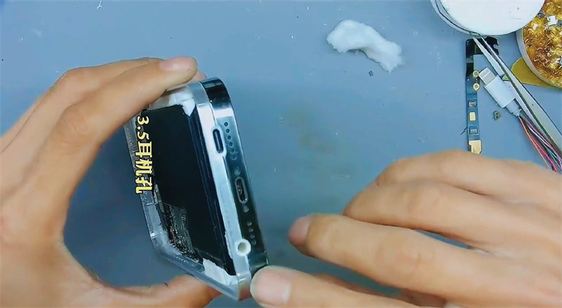 Chiếc iPhone 13 Pro Max này có cả cổng 3.5mm, USB-C và quạt tản nhiệt