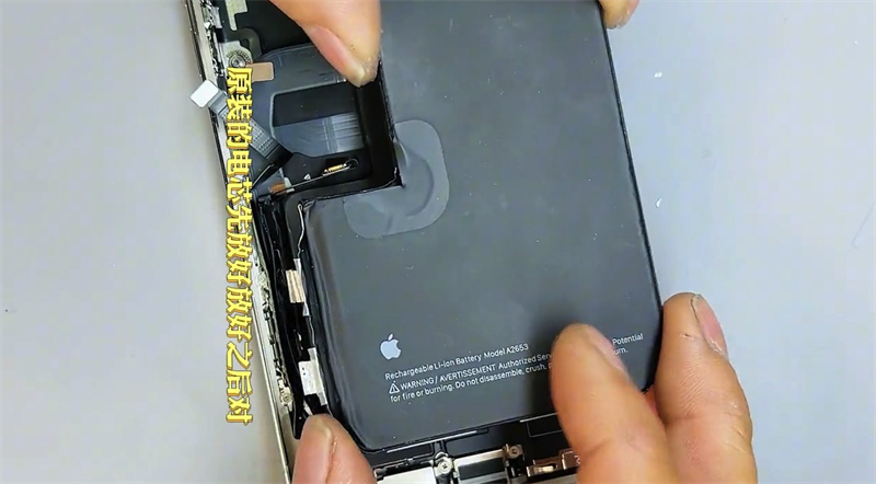 Chiếc iPhone 13 Pro Max này có cả cổng 3.5mm, USB-C và quạt tản nhiệt