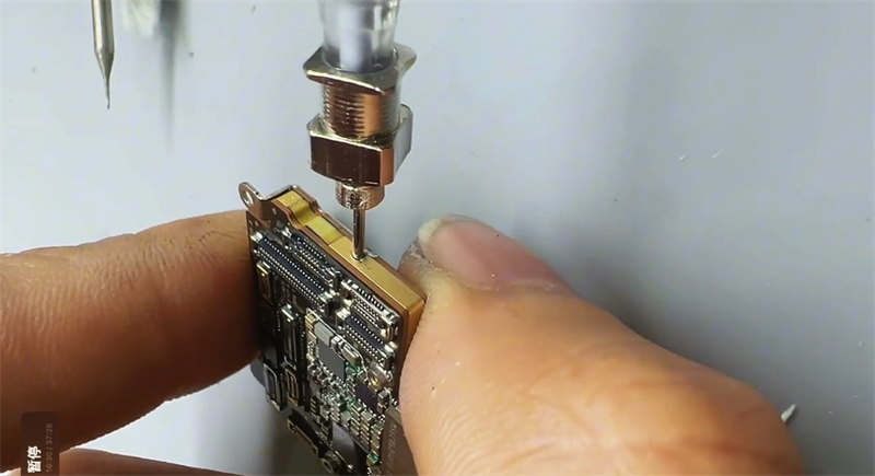 Chiếc iPhone 13 Pro Max này có cả cổng 3.5mm, USB-C và quạt tản nhiệt