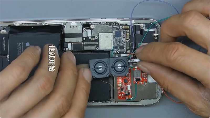 Chiếc iPhone 13 Pro Max này có cả cổng 3.5mm, USB-C và quạt tản nhiệt