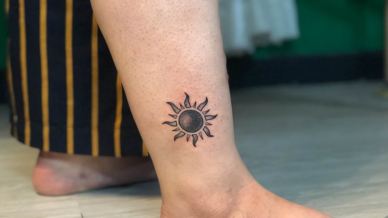 Hình xăm bắp chân nữ mặt trời 