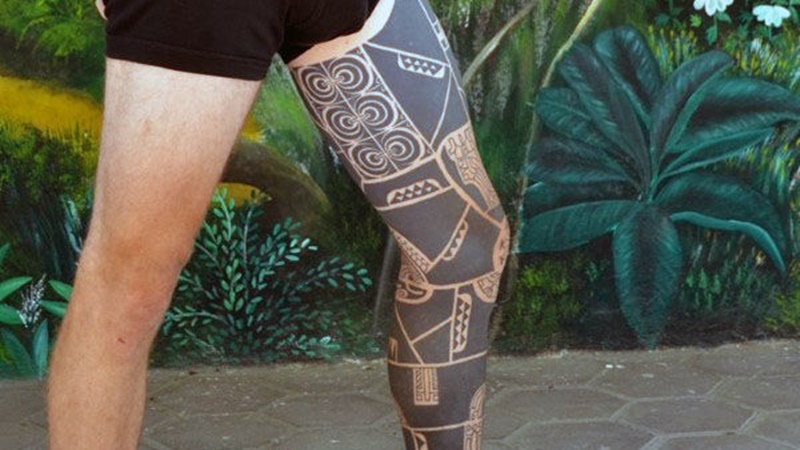 Hình xăm bắp chân nữ họa tiết