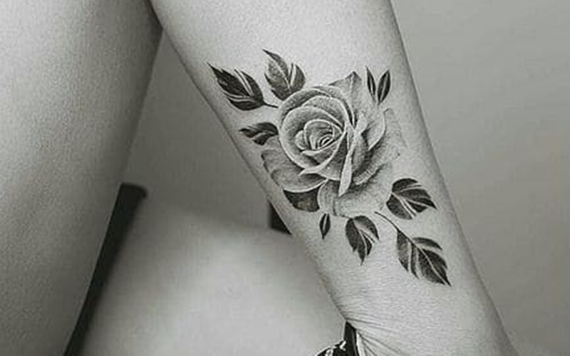 Hình xăm bắp chân nữ bông hồng
