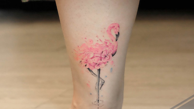 Hình xăm bắp chân nữ hồng hạc