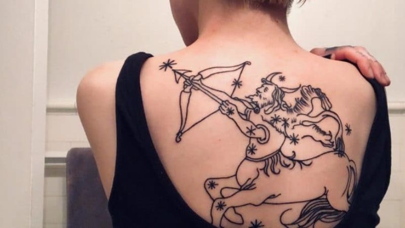 Tattoo kín lưng về cung Nhân Mã cho nữ
