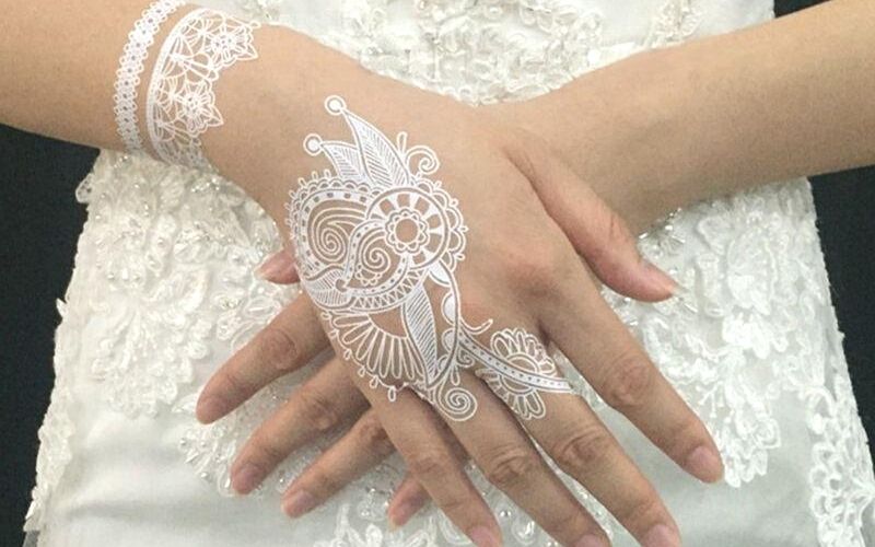 Hình xăm vẽ Henna với màu trắng tinh khôi, trong sáng