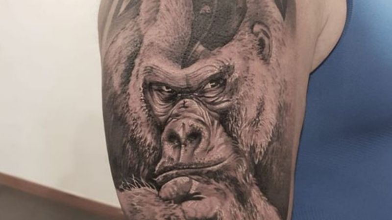 Tattoo khỉ trên cánh tay đầy tinh ranh