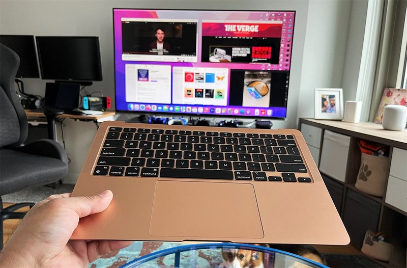 MacBook Air M1 không màn hình của chàng trai Umar