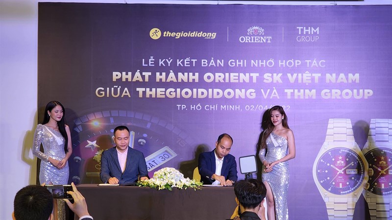 Đại diện Thế Giới Di Động và công ty Tân Hải Minh ký kết hợp đồng độc quyền kinh doanh BST Đại diện Thế Giới Di Động và công ty Tân Hải Minh ký kết hợp đồng độc quyền kinh doanh BST