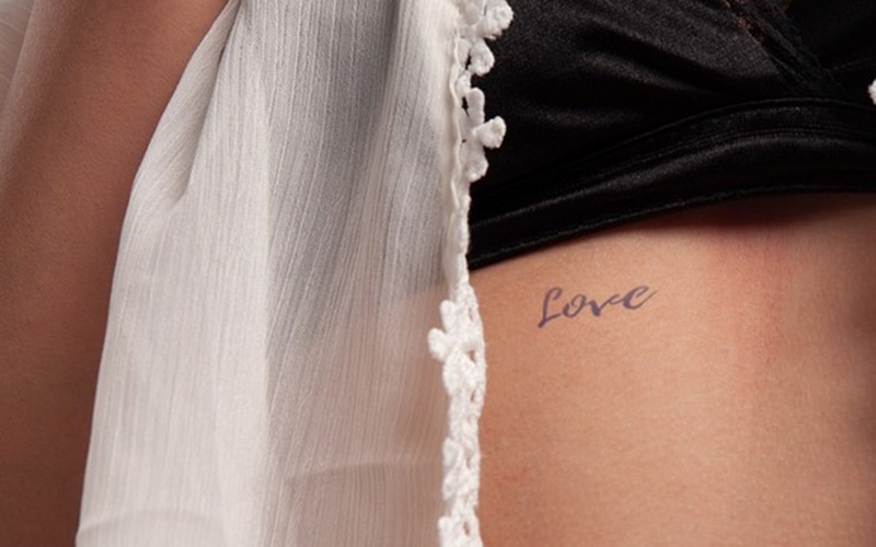 Chữ "Love" ở chiếc eo xinh này như một chất xúc tác giúp cho tình yêu thăng hoa…