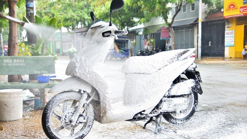 Tác hại của của việc rửa xe khi máy còn đang nóng