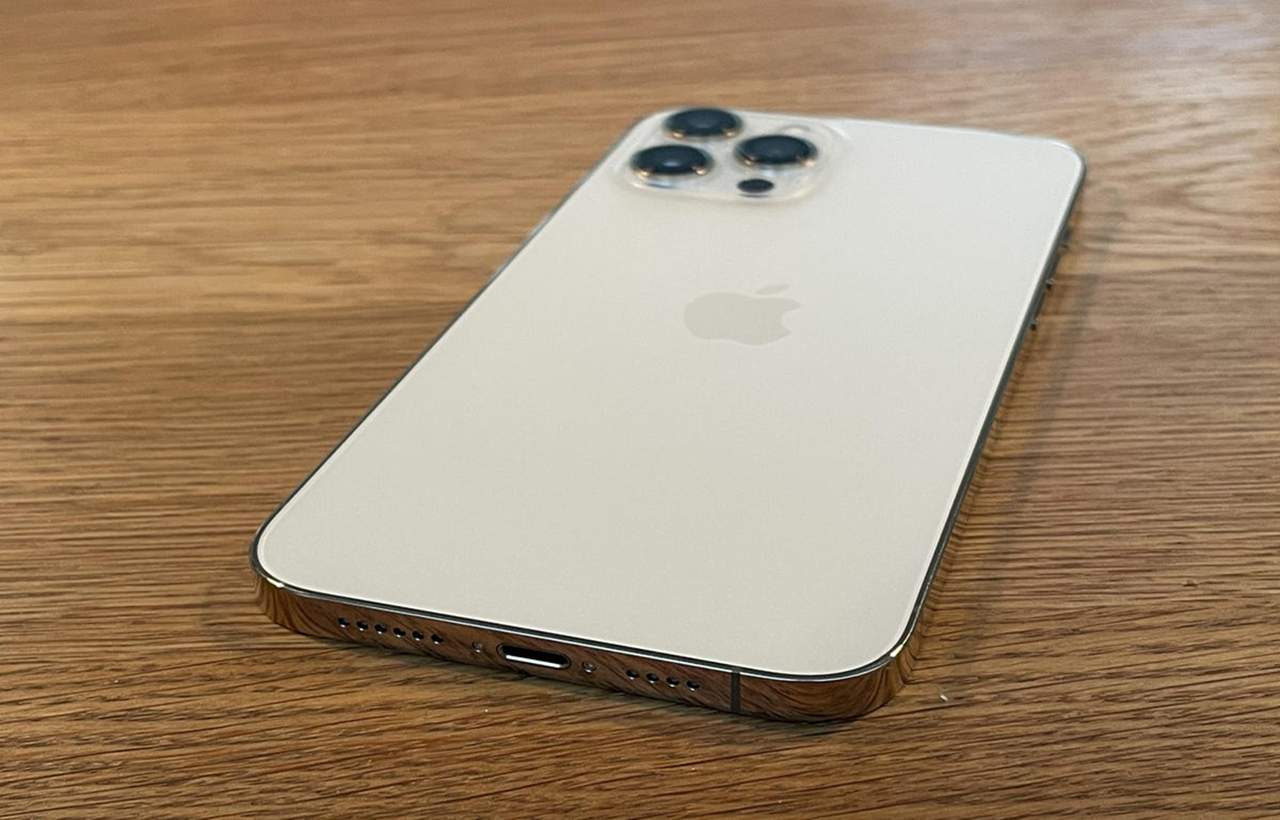 Review nhanh: iPhone 13 Pro Max màu Sierra Blue đầu tiên trên thế giới |  Báo Dân trí