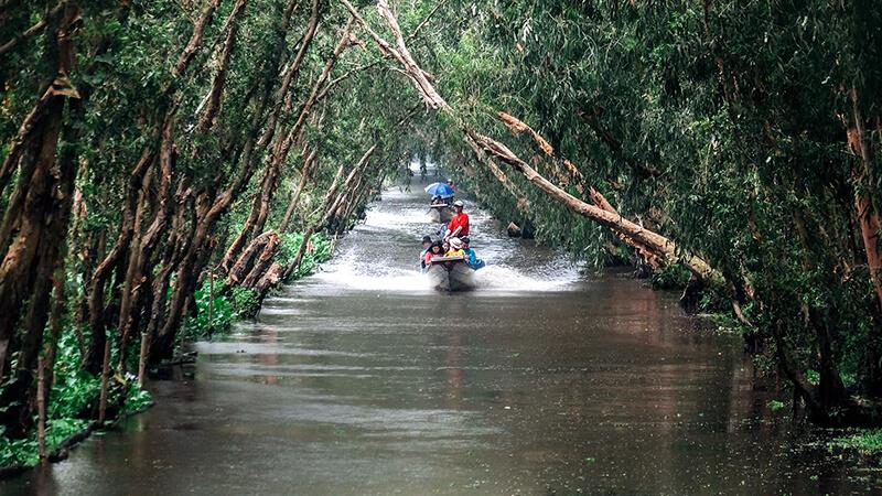 Du khách tham quan Trà Sư bằng thuyền