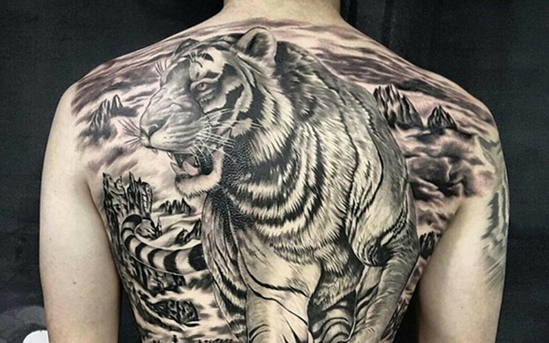 Hὶnh xǎm con hổ kίn lưng đen trắng