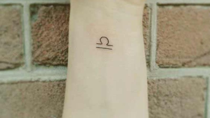 Tattoo mini với những ký tự động giản đơn mang lại chúng ta phái nữ mến sự dễ dàng thương