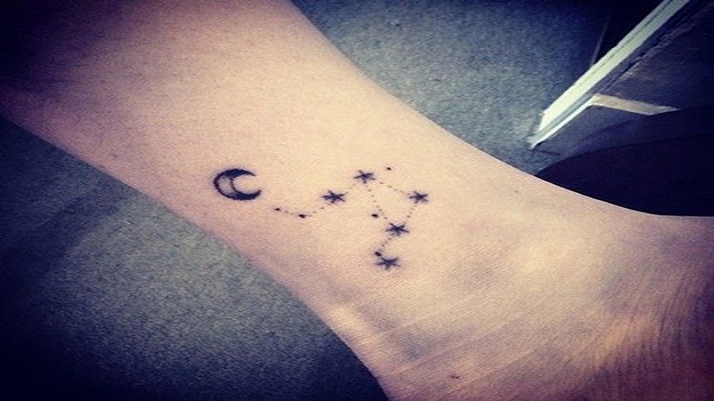 Tattoo cùng theo với ngôi sao 5 cánh, mặt mũi trăng giản đơn