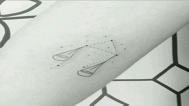 Tattoo chòm sao không tồn tại tăng hình tiết, vẹn toàn khuôn mẫu đơn giản