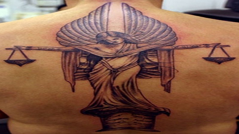 Mẫu tattoo phái nữ thần dang rộng lớn đôi bàn tay đại diện được cán cân nặng thăng bằng