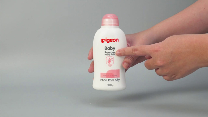 Phấn rôm sẩy Pigeon Baby Powder Prickly Heat 200g chiết xuất từ tinh dầu jojoba giúp da trẻ khô thoáng, mềm mại.