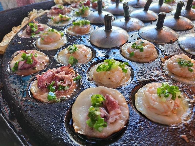 Những chiếc bánh khọt trông hấp dẫn chưa nè! Đến Vũng Tàu không thể không ăn món này được. Những chiếc bánh khọt trông hấp dẫn chưa nè! Đến Vũng Tàu không thể không ăn món này được.