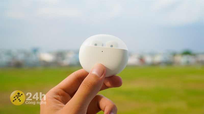 Nắp của OPPO Enco Air 2 được làm trong suốt, mang nét đẹp tinh tế, cuốn hút Nắp của OPPO Enco Air 2 được làm trong suốt, mang nét đẹp tinh tế, cuốn hút