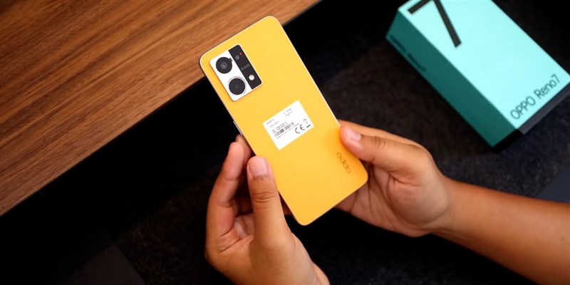 Mặt lưng của OPPO Reno7 4G là điểm nhấn chính trong thiết kế khi hãng chuyển sang cách hoàn thiện giả da