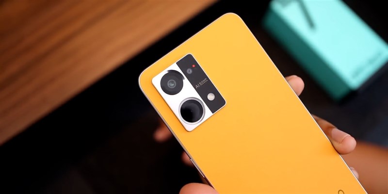 OPPO Reno7 4G có phiên bản màu cam rất đẹp và nổi bật
