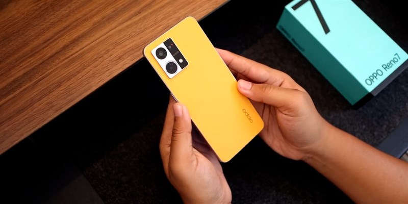 Cụm camera trên OPPO Reno7 4G được chia làm 2 phần với 2 màu đối lập nhau